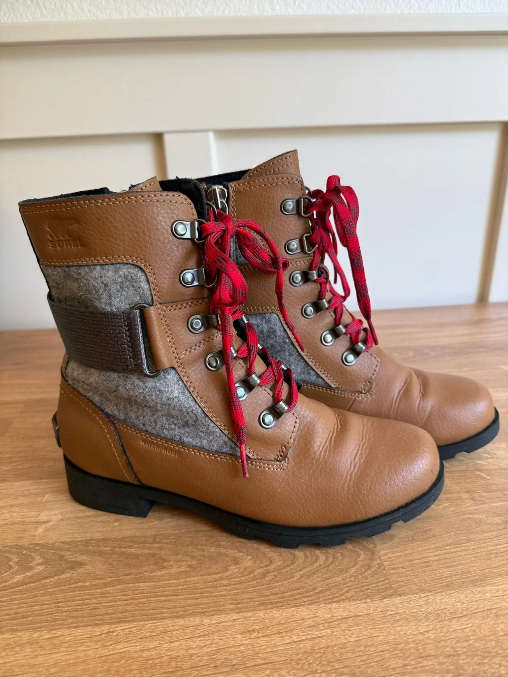Sorel Youth Emelie Conquest Tan Red grey Waterproof Lace-Up Winter Boots Size 5Y